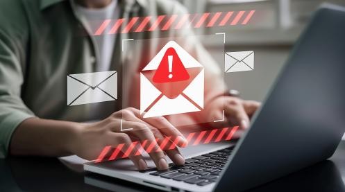 Person sitzt an Laptop. (Foto: AdobeStock_1577717593_Foto abdur) Das Foto zeigt einen Oberkörper ohne Kopf, der vor einem aufgeklappten Laptop sitzt. (Foto: AdobeStock_1577717593_Foto abdur)