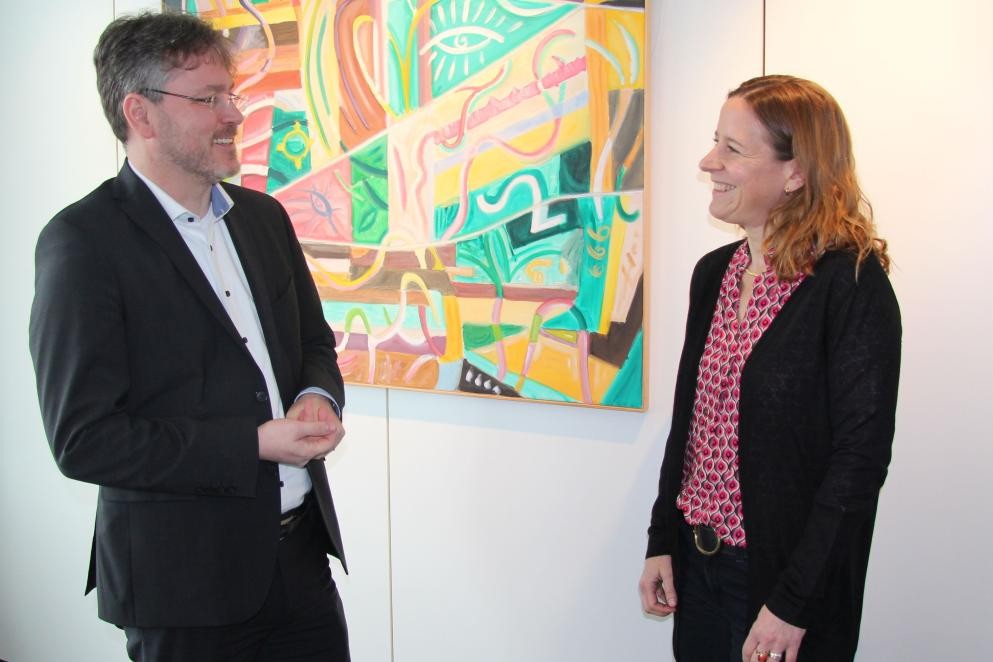 Das Foto zeigt Oberbürgermeisterin Monika Müller und Landrat Prof. Dr. Christian Dusch in seinem Amtszimmer. (Foto: Brigitte Östermann/LRA)