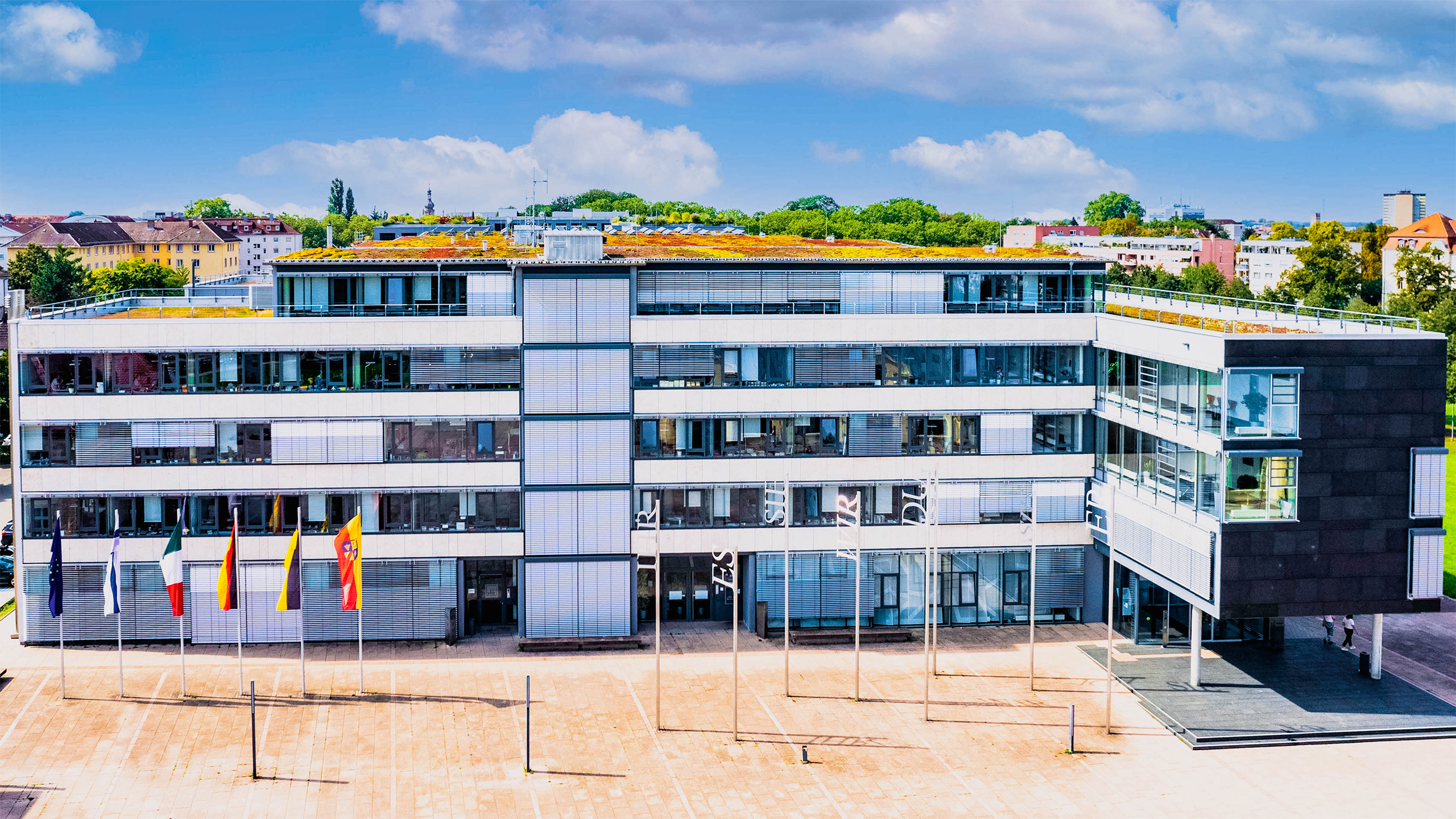 Das Foto zeigt das Landratsamt Rastatt mit Blick auf den Haupteingang.