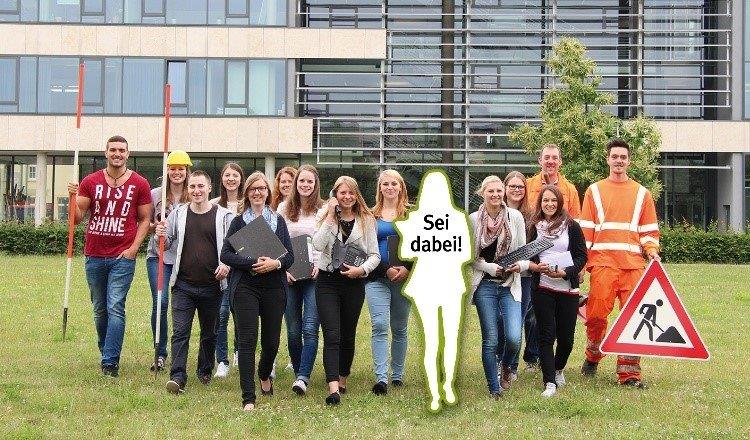 Gruppe Azubis vor dem Landratsamt Rastatt Das Foto zeigt eine Gruppe Azubis vor dem Landratsamt Rastatt.