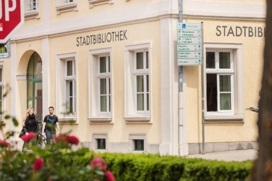 Das Foto zeigt die Außenfassade der Stadtbibliothek Rastatt, Foto: Stadtbibliothek Rastatt