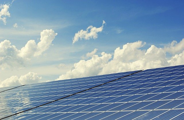 Solarfläche Das Foto zeigt eine Solarfläche und blauen Himmel mit weißen Wolken.