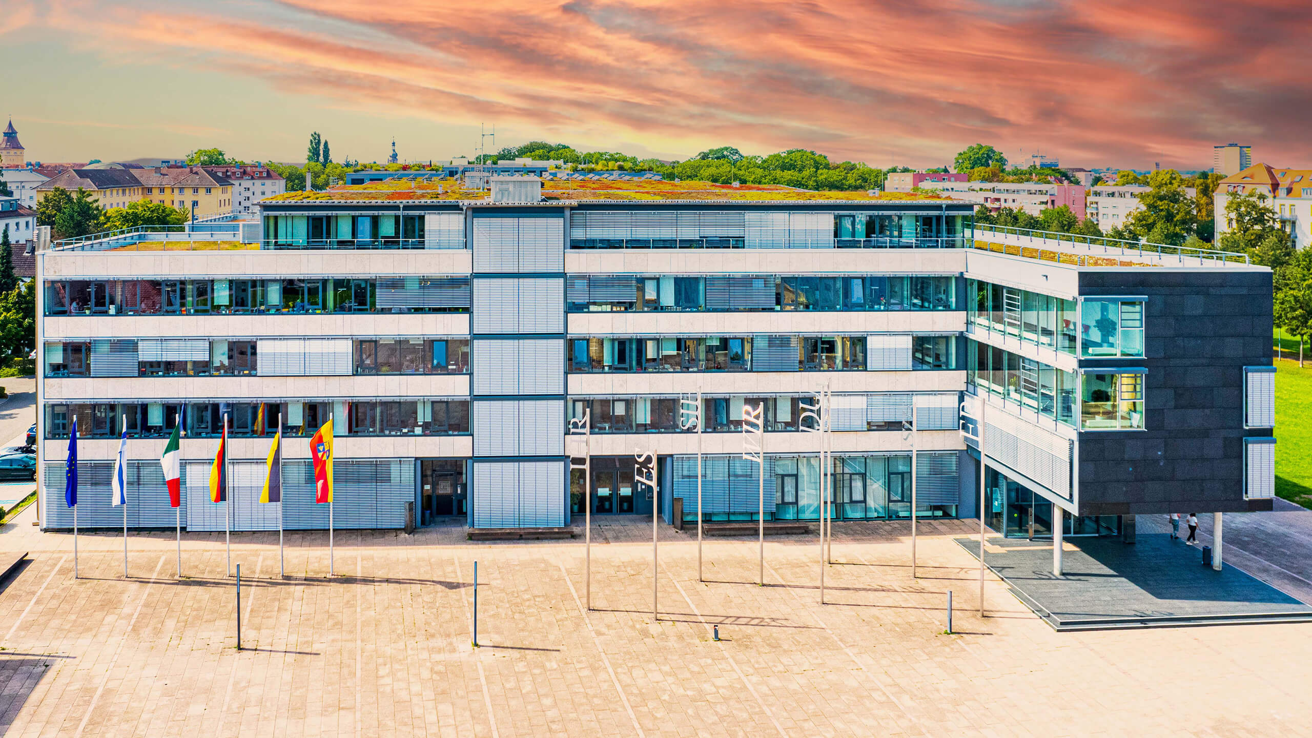 Das Foto zeigt das Landratsamt Rastatt mit Blick auf den Haupteingang.